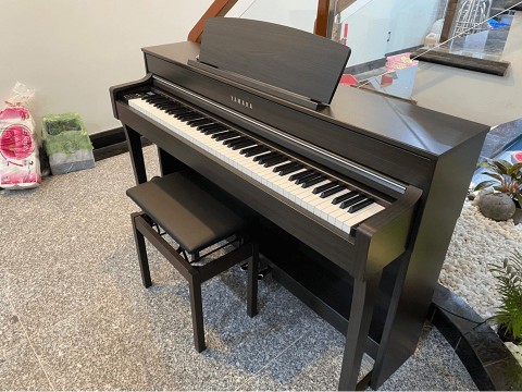 YAMAHA CLP-745 DW (USED)