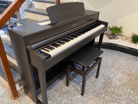 YAMAHA CLP-745 DW (USED)