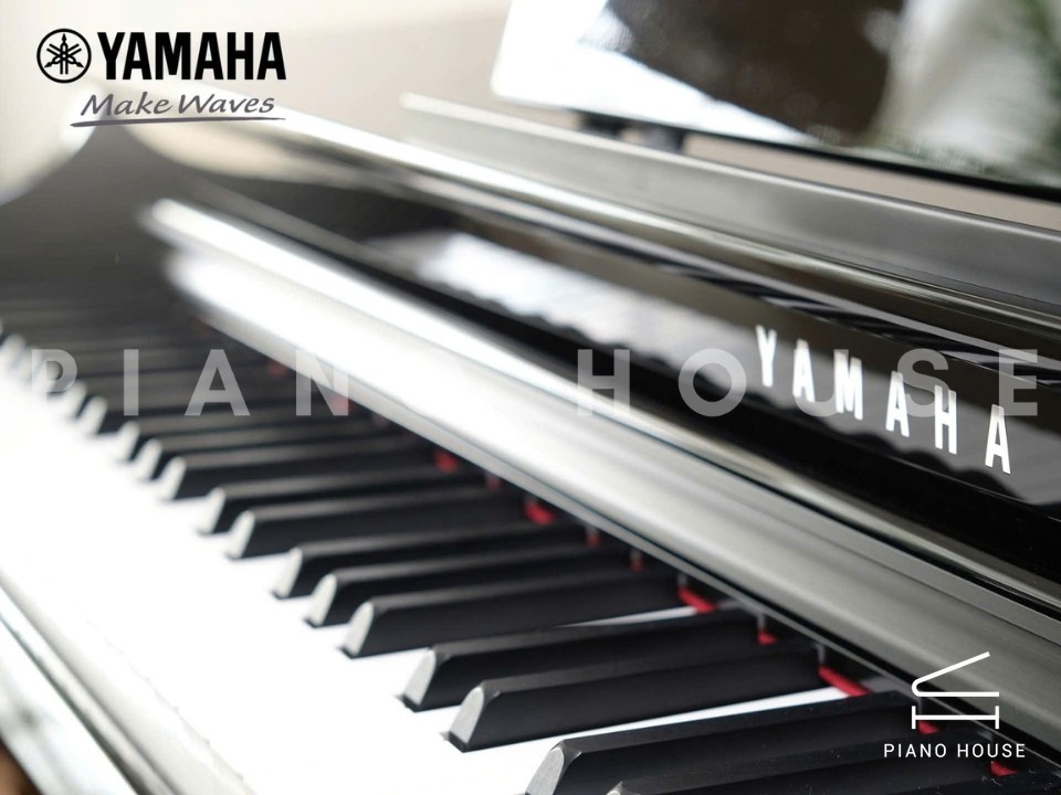 YAMAHA CLP-825 PE