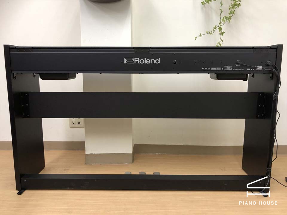 ROLAND F-140 B (USED)