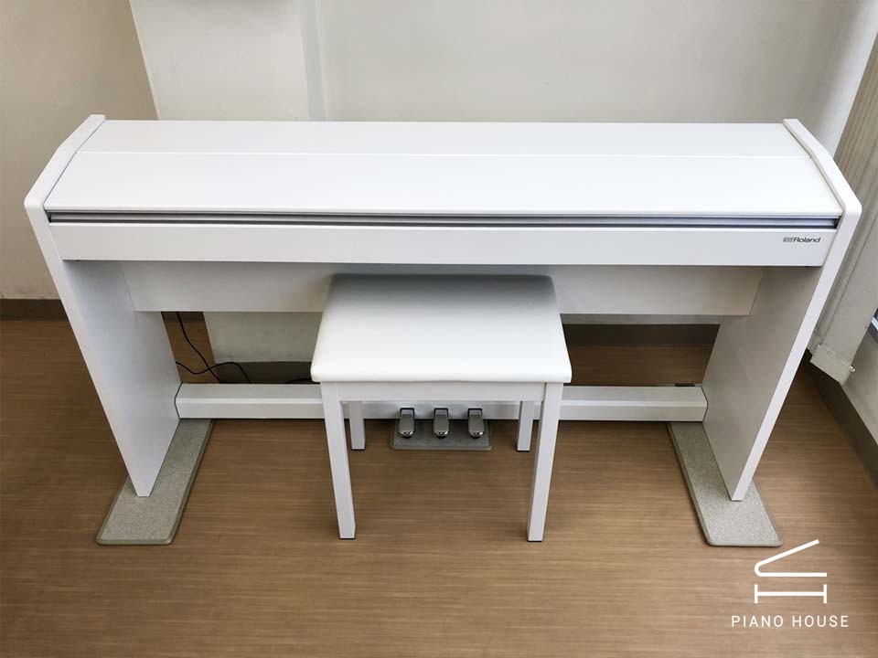 ROLAND F-140 WH (USED)