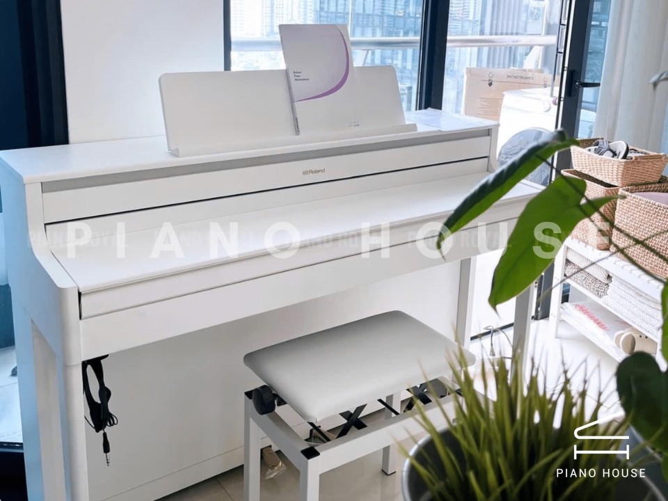 ROLAND HP-704 WH (USED)