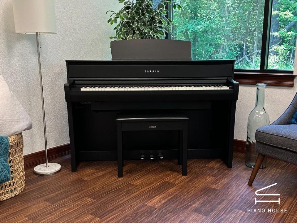 YAMAHA CLP-775 B (USED)