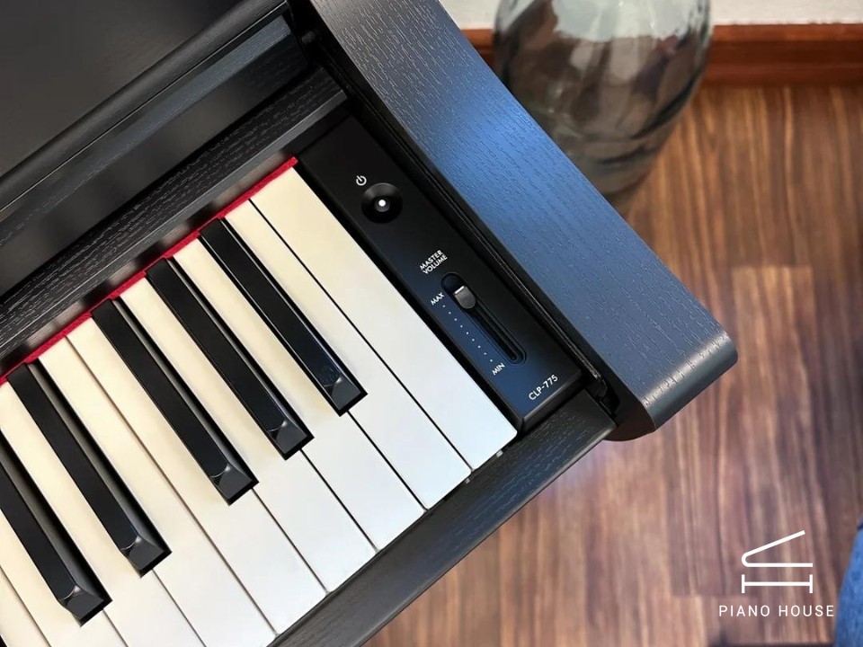 YAMAHA CLP-775 B (USED)