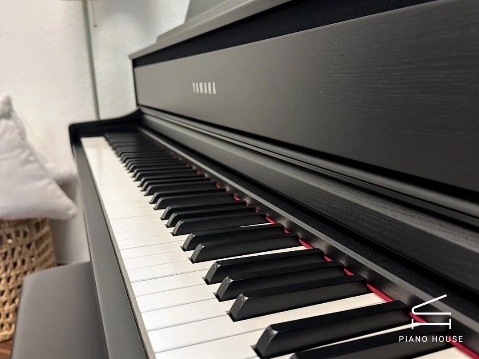 YAMAHA CLP-775 B (USED)