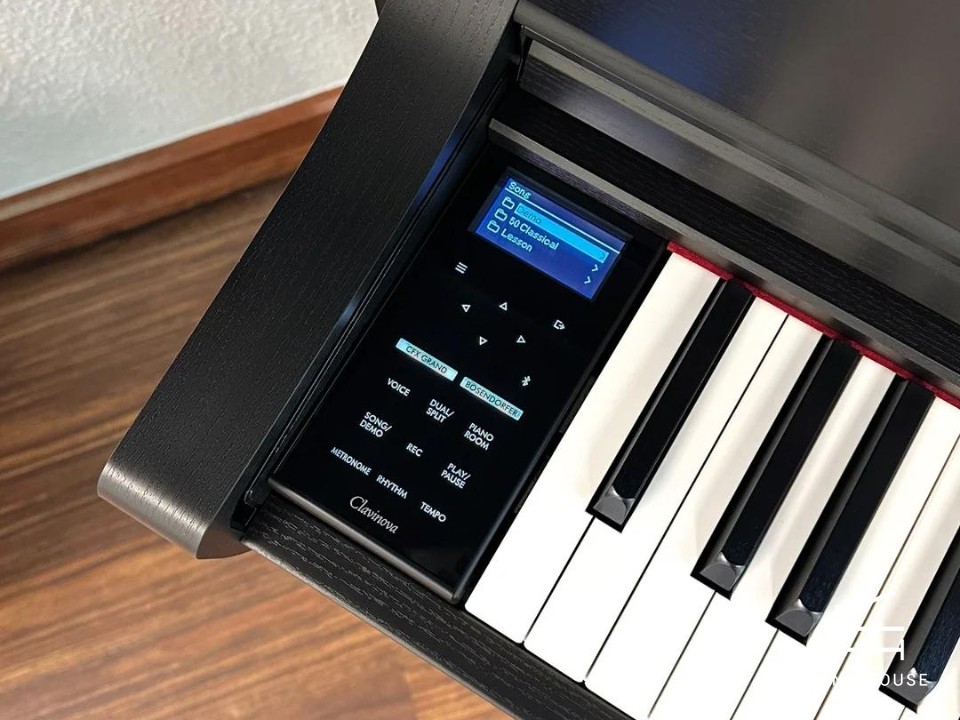 YAMAHA CLP-775 B (USED)