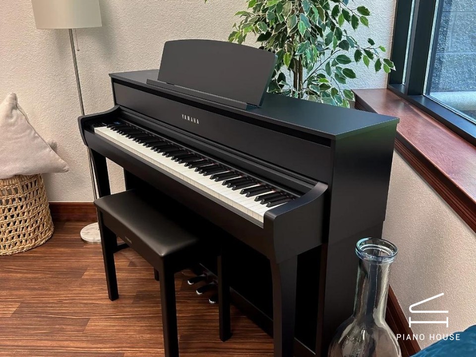 YAMAHA CLP-775 B (USED)