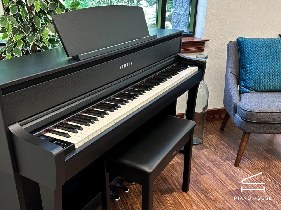 YAMAHA CLP-775 B (USED)