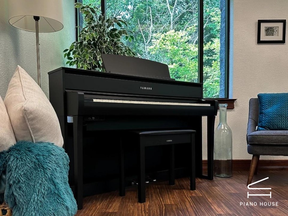 YAMAHA CLP-775 B (USED)