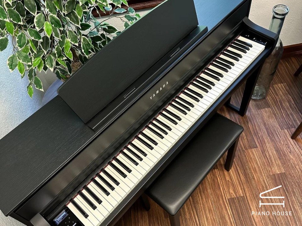 YAMAHA CLP-775 B (USED)