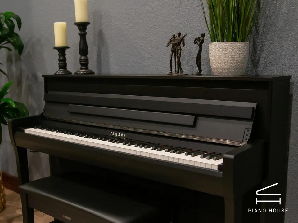 YAMAHA CLP-785 B (USED)