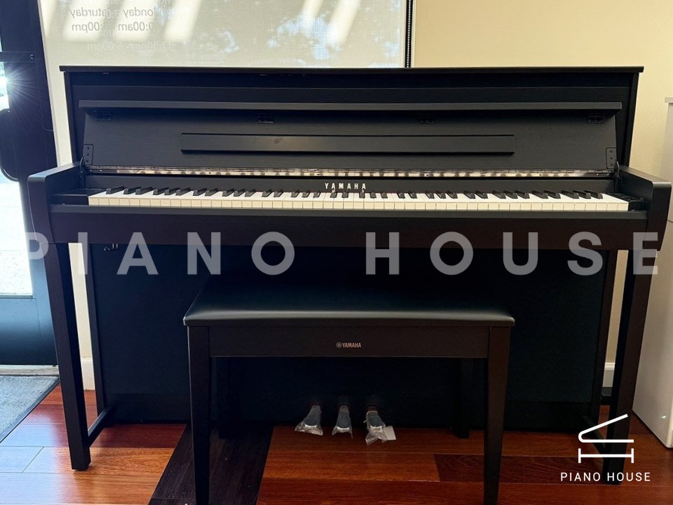 YAMAHA CLP-785 B (USED)