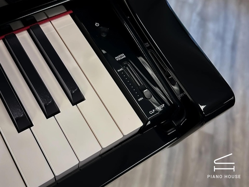 YAMAHA CLP-795 GP PE