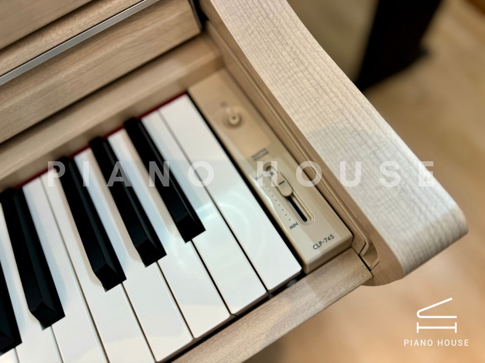 YAMAHA CLP-745 WA (USED)