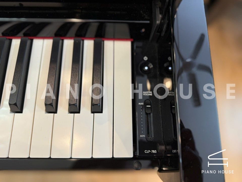 YAMAHA CLP-785 PE (USED)