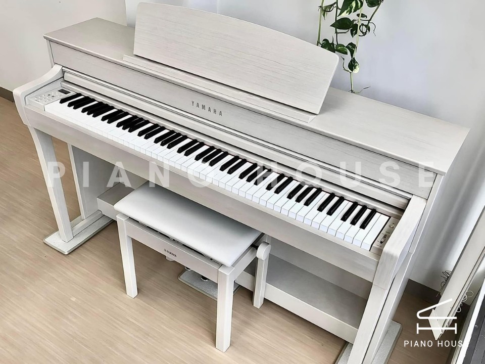 YAMAHA CLP-745 WA (USED)