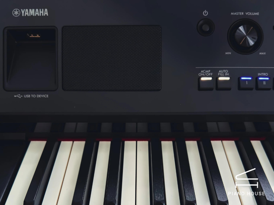Yamaha CVP-909 B