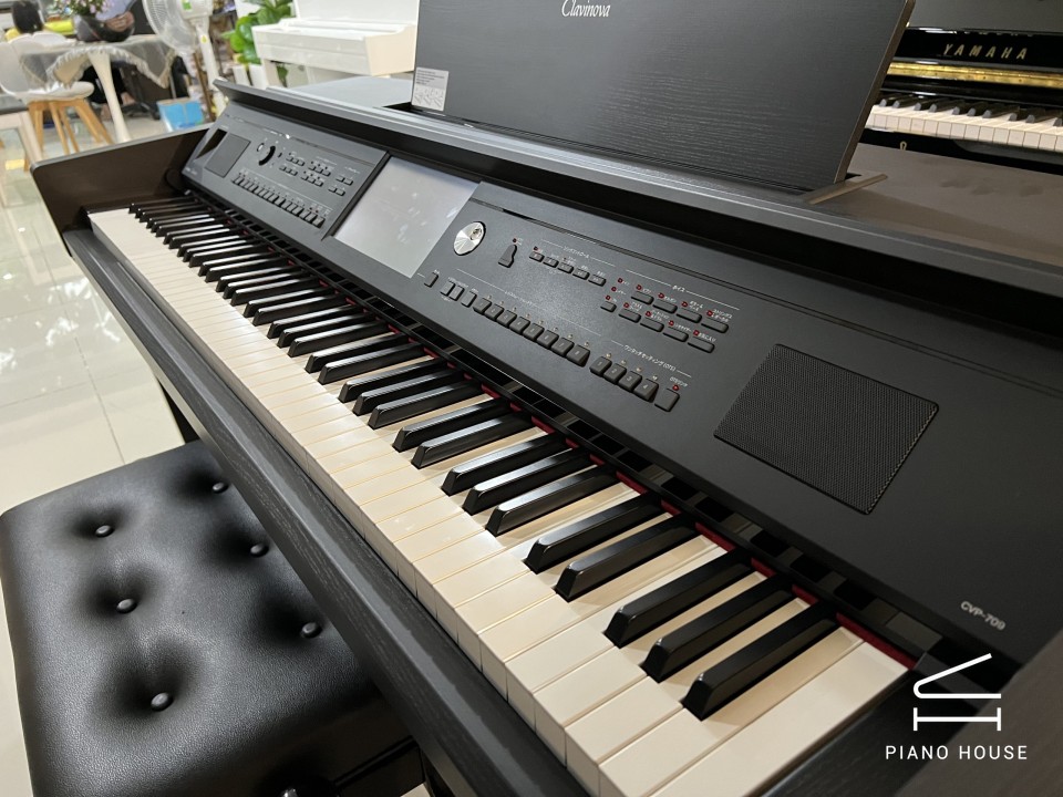 YAMAHA CVP-709 B