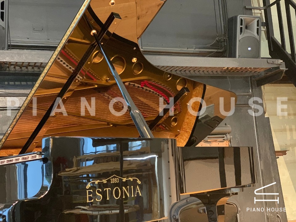 Estonia L274 Concert Grand