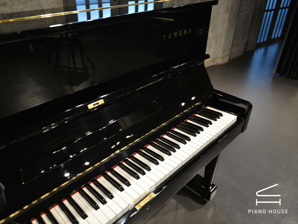 YAMAHA U1D