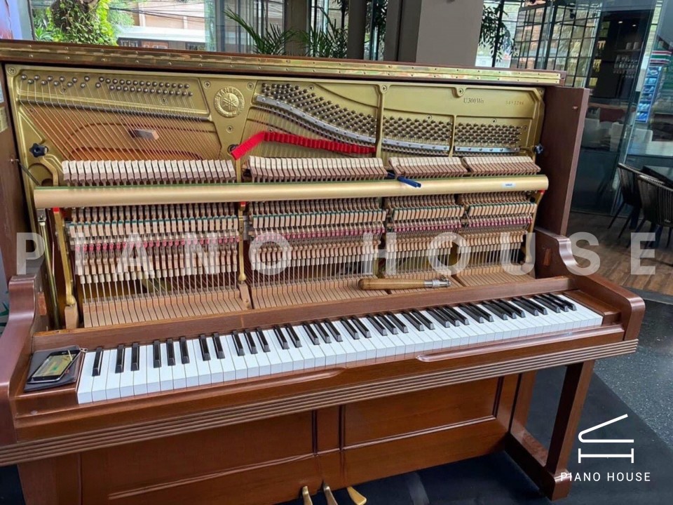 YAMAHA U300 Wn
